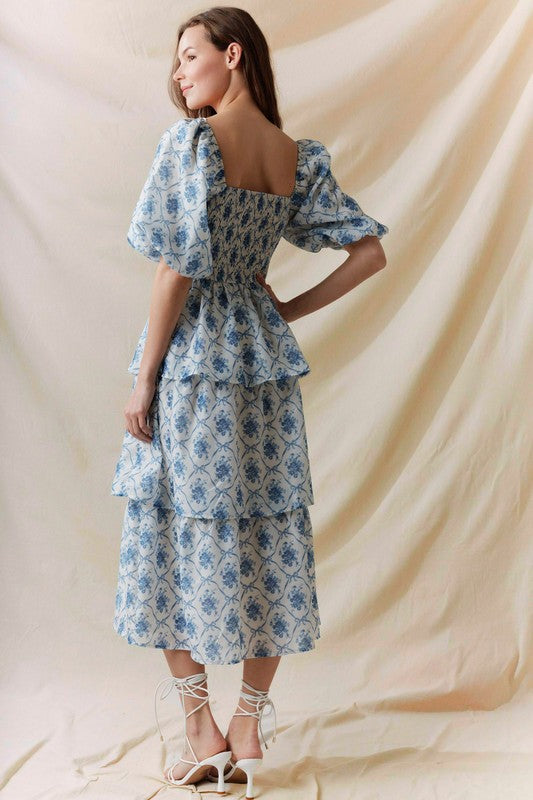 Vestido azul escalonado con fruncido