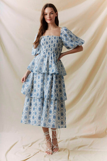 Vestido azul escalonado con fruncido