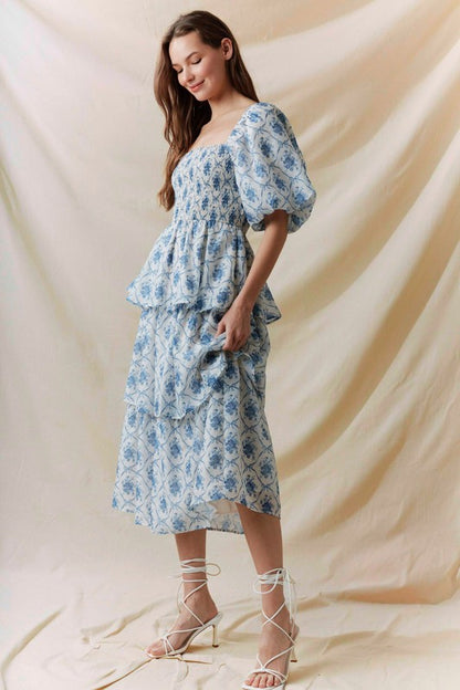 Vestido azul escalonado con fruncido