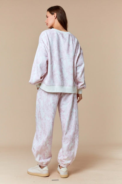 Pantalones deportivos color beige desteñido con estampado de hojas