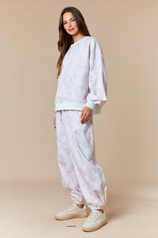 Pantalones deportivos color beige desteñido con estampado de hojas