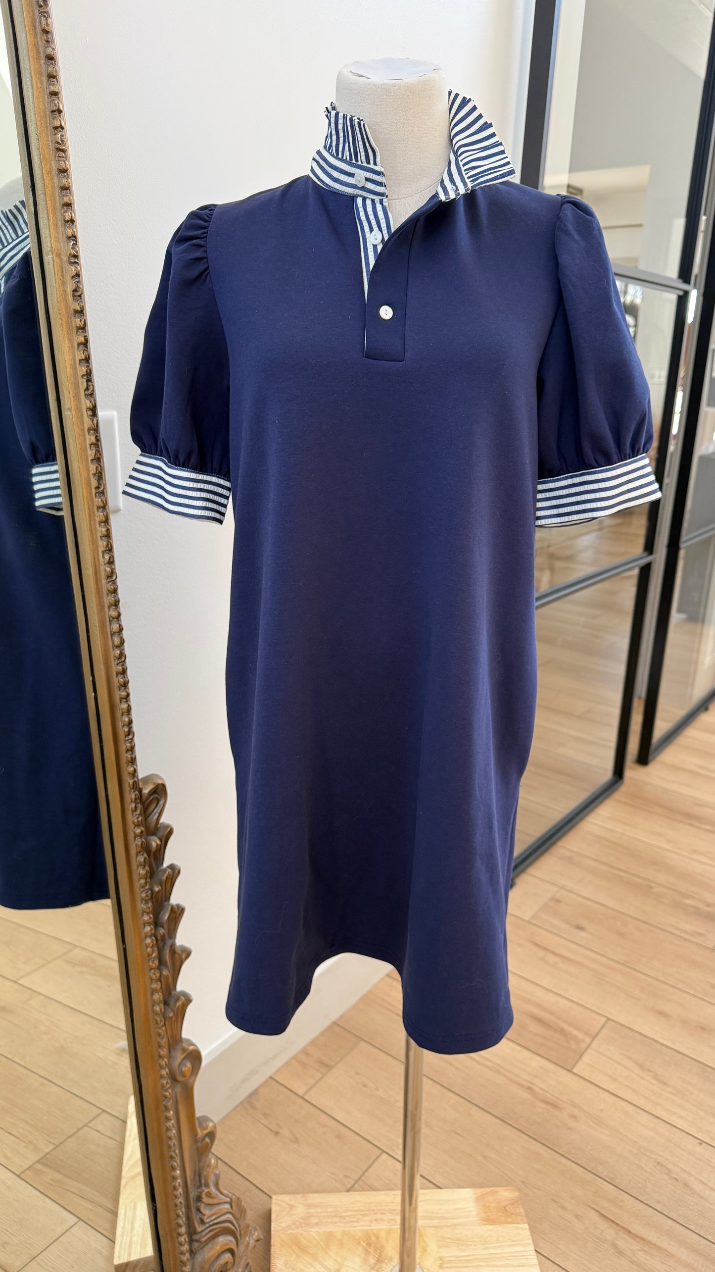 Vestido azul marino a rayas con cuello