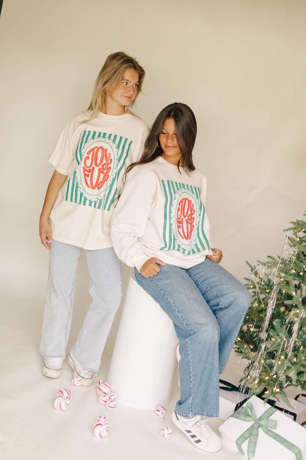 Camiseta gráfica navideña con rayas alegres