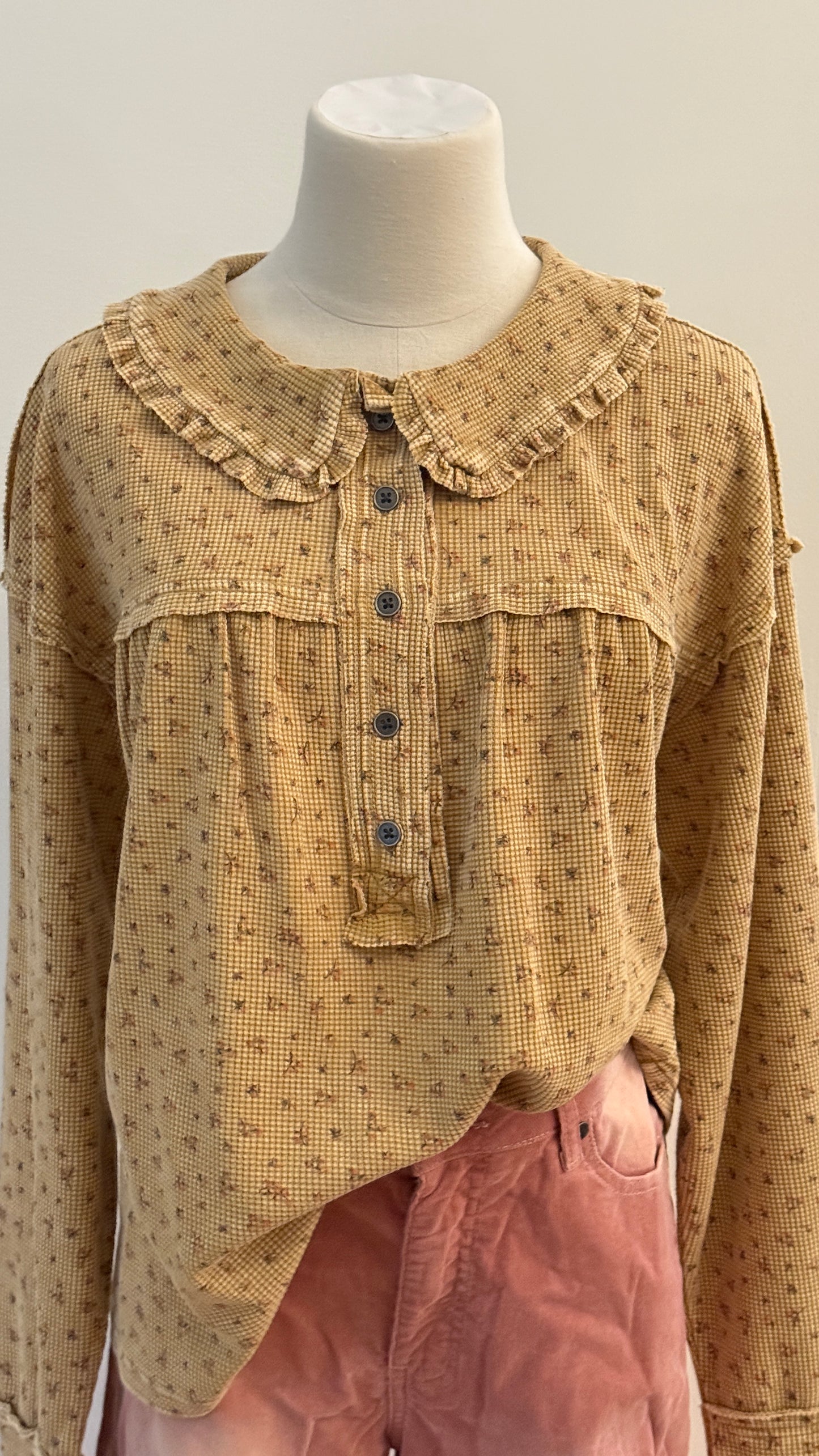 Top térmico floral color caramelo