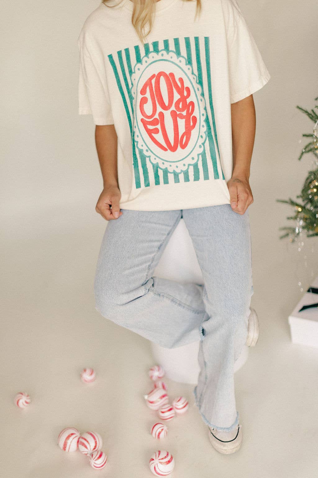 Camiseta gráfica navideña con rayas alegres